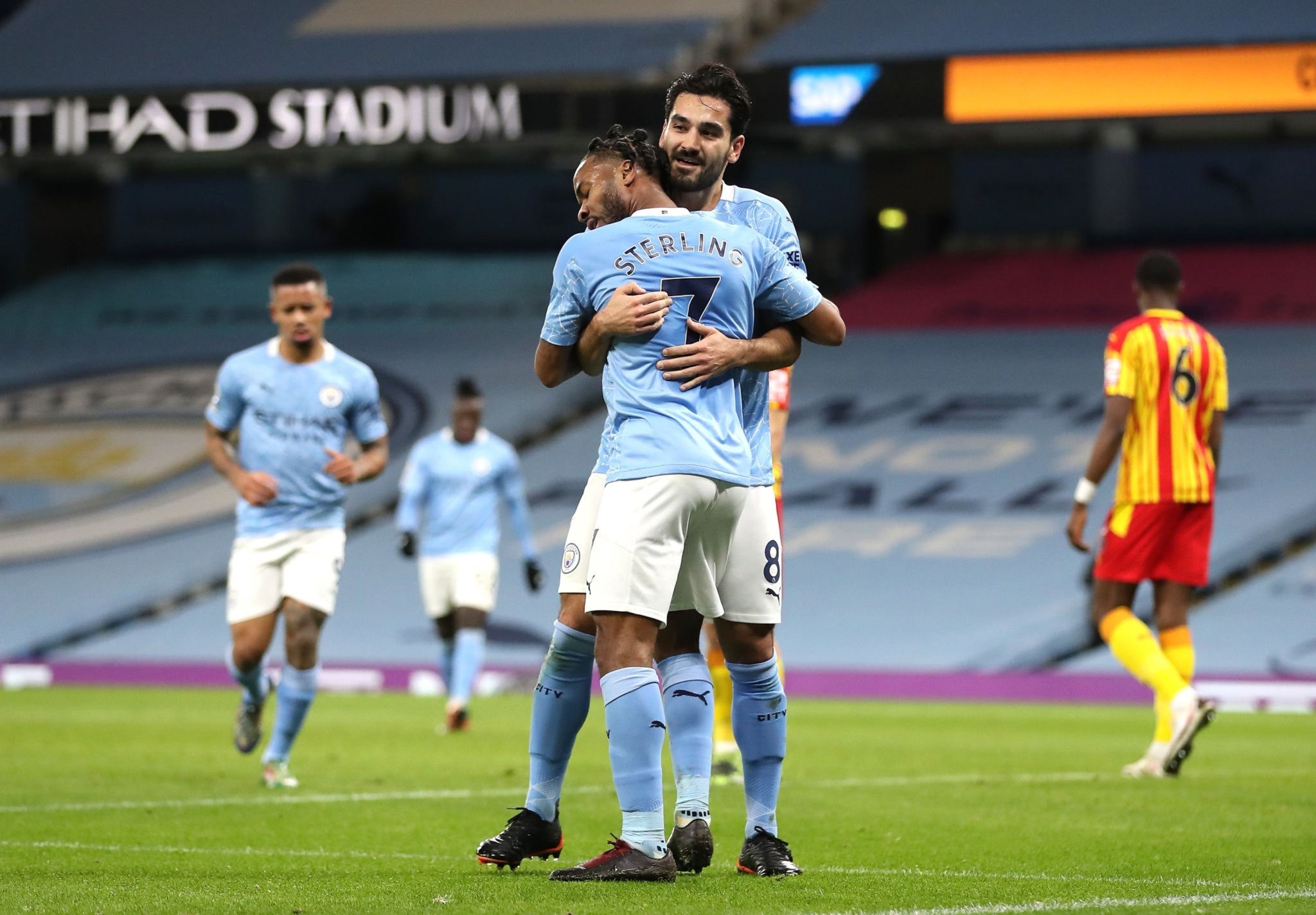 一个备受争 一个备受争